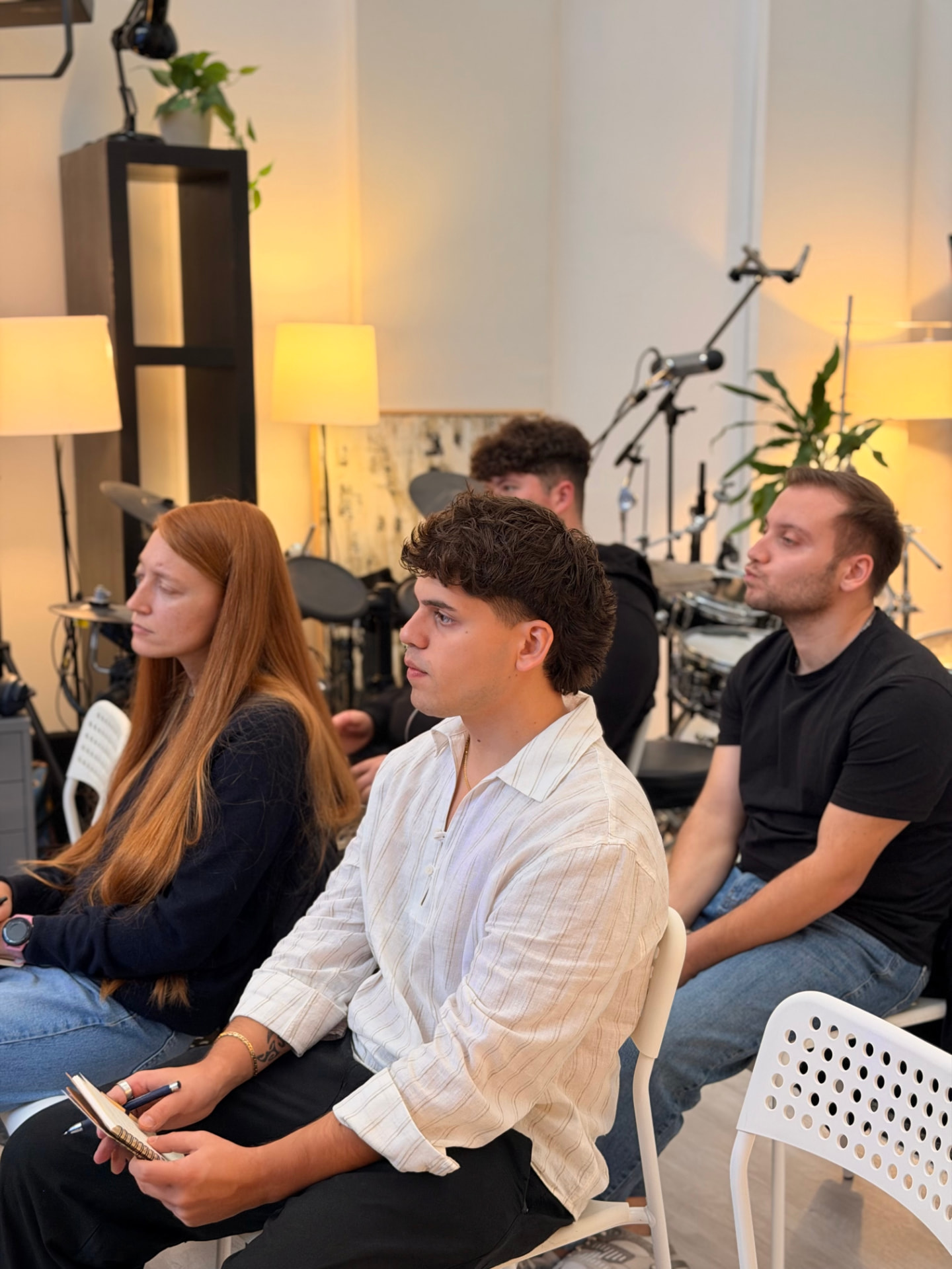 Partecipanti in ascolto durante la masterclass Edizioni Musicali al White Studio
